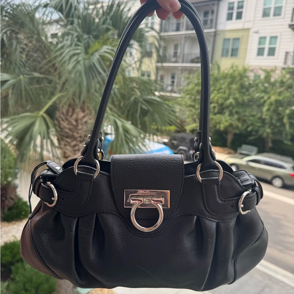 Salvatore Ferragamo Black Leather Shoulder Bag Gancini Hardware Made in Italy - Picture 9 of 13